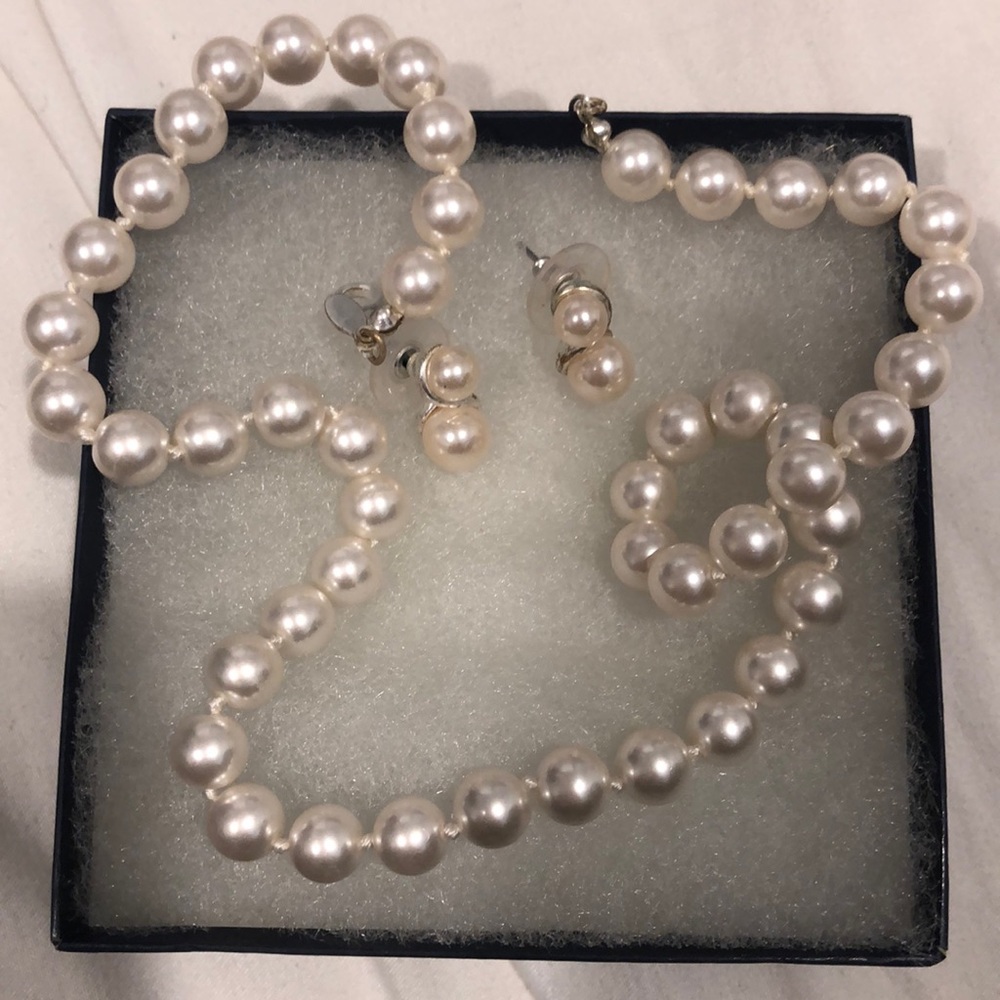 Pearl earrings/necklace